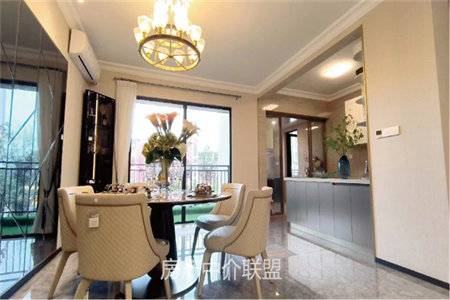 龙都皇家半岛2室2厅1卫98m2简单装修